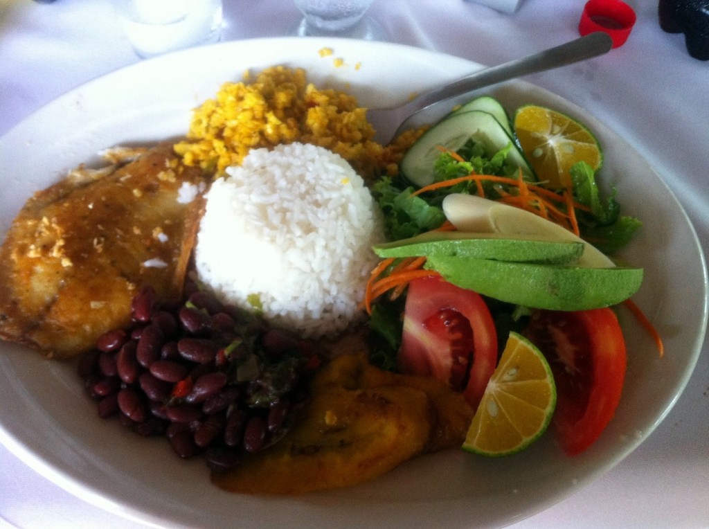 Typisches "Casado" (Reis, Bohnen, Salat und Fisch oder Fleisch)